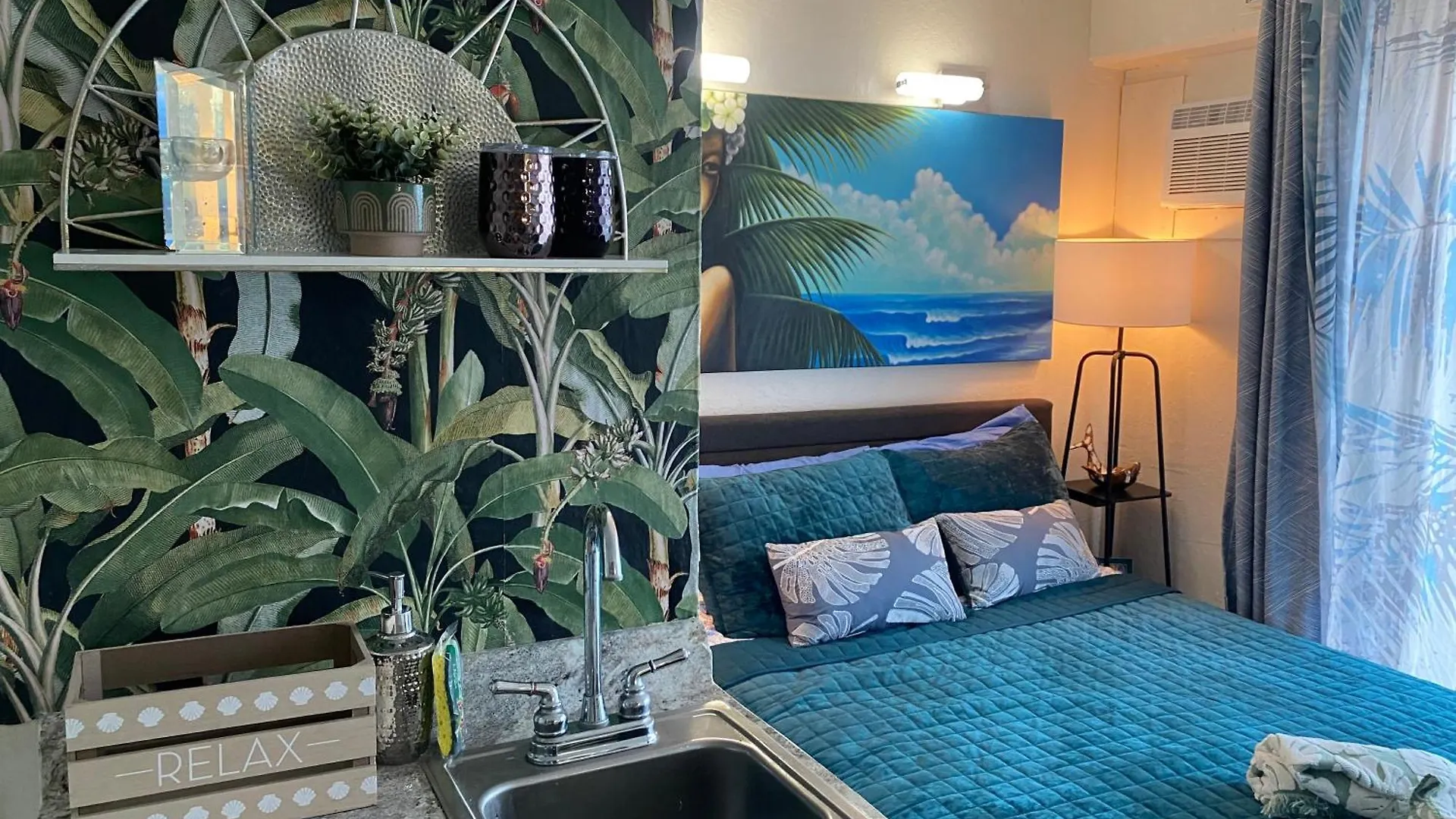 Stylish Studio Near Kuhio Beach location